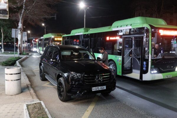 Автобусы подождут: в Ташкенте водитель Mercedes перекрыл остановку Автобусы подождут: в Ташкенте водитель Mercedes перекрыл остановку