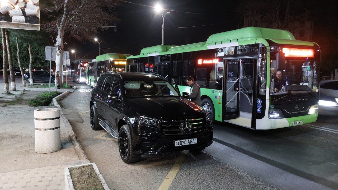 Автобусы подождут: в Ташкенте водитель Mercedes перекрыл остановку