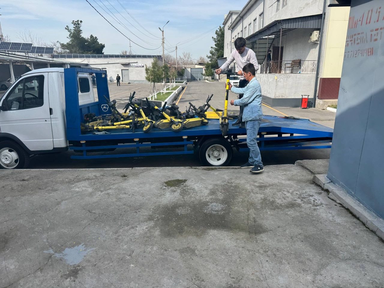 Самокаты пошли на эвакуацию: в Ташкенте решили навести порядок (или хотя бы попробовать)