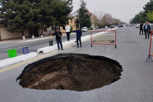 Портал в ад по-андижански: дорога ушла под землю прямо под колесами авто
