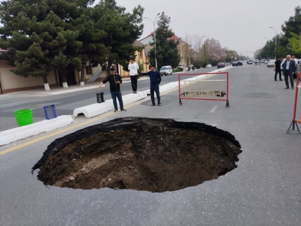 Портал в ад по-андижански: дорога ушла под землю прямо под колесами авто