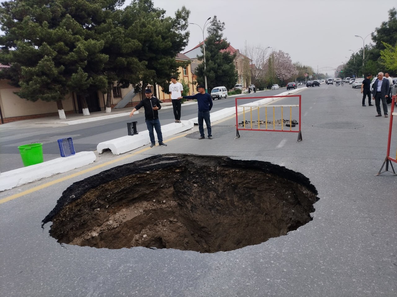 Портал в ад по-андижански: дорога ушла под землю прямо под колесами авто