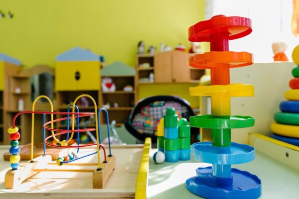 «Не хочешь спать – получи»: в Ахангаране воспитательница била ребёнка и снимала это на видео