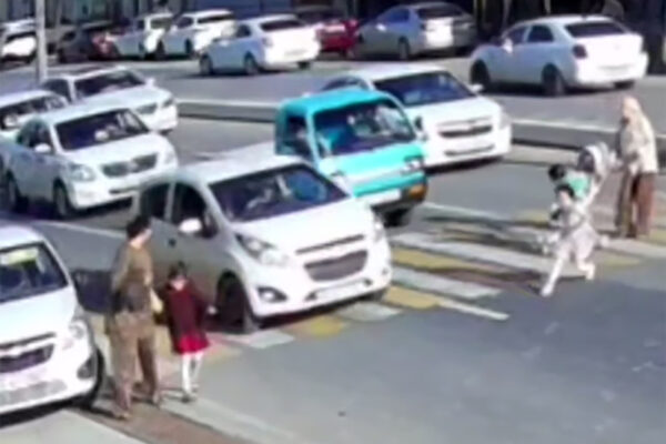 Секунда до трагедии: в Бухаре «Спарк» едва не сбил ребёнка на пешеходном переходе