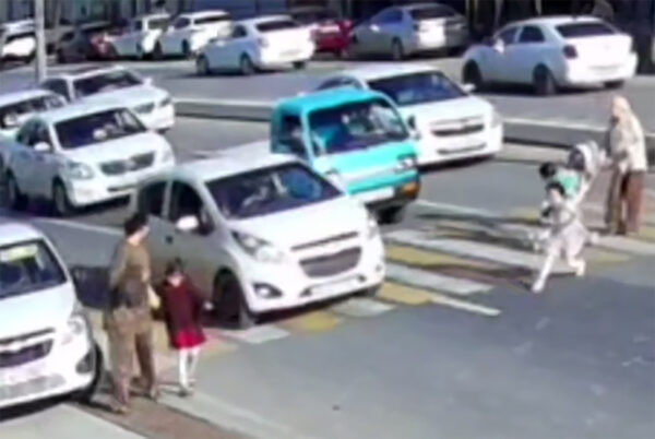 Секунда до трагедии: в Бухаре «Спарк» едва не сбил ребёнка на пешеходном переходе