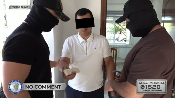 Золото вместо закона: в Сырдарье налоговик попался на взятке украшением