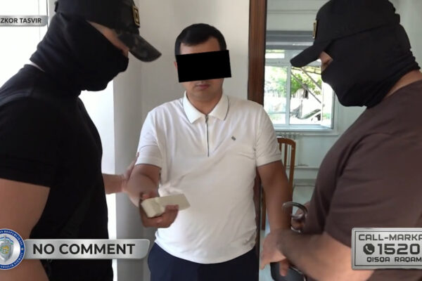 Золото вместо закона: в Сырдарье налоговик попался на взятке украшением