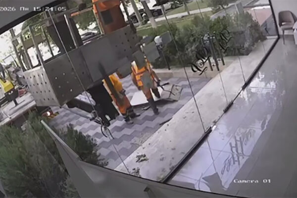 Сняли, сломали, увезли: в Ташкенте продолжают сносить вывески, а бизнес считать убытки