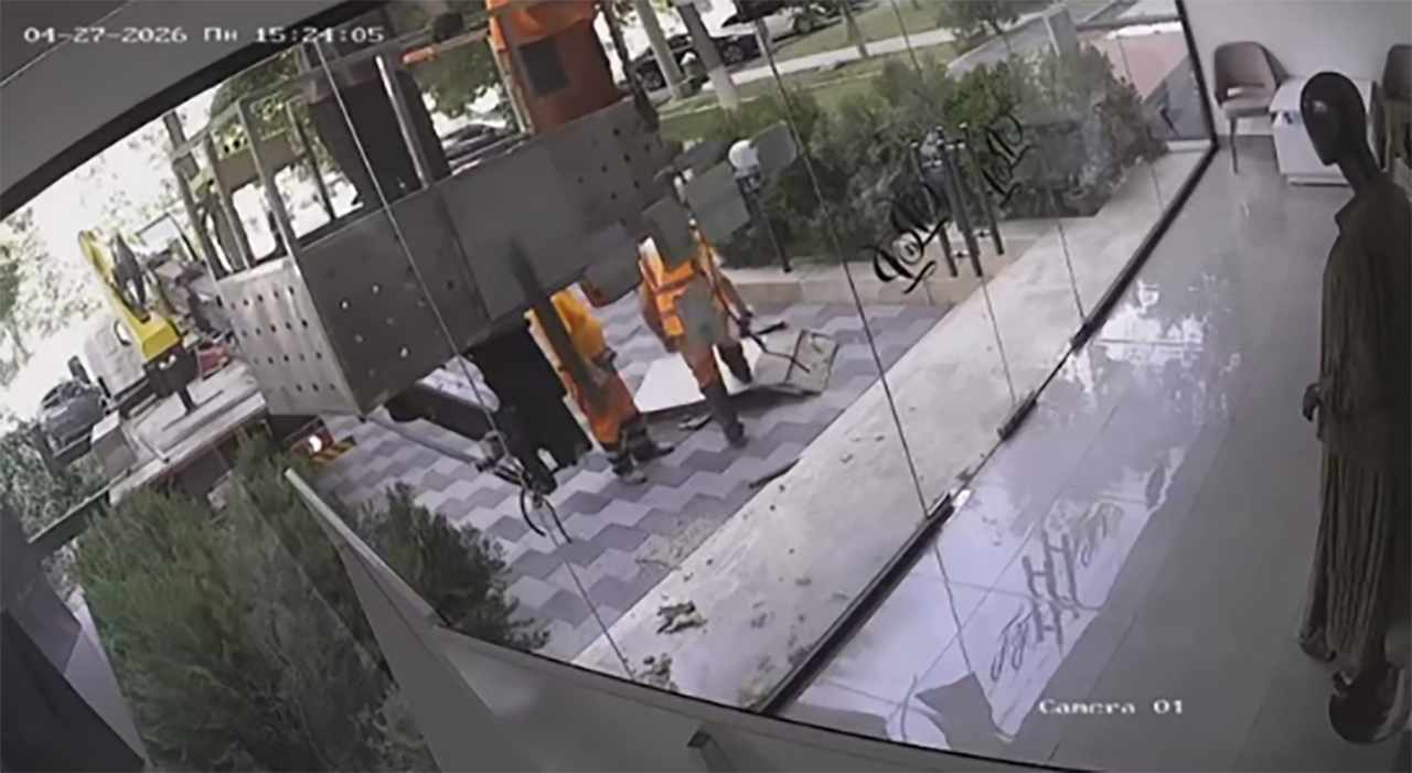 Сняли, сломали, увезли: в Ташкенте продолжают сносить вывески, а бизнес считать убытки