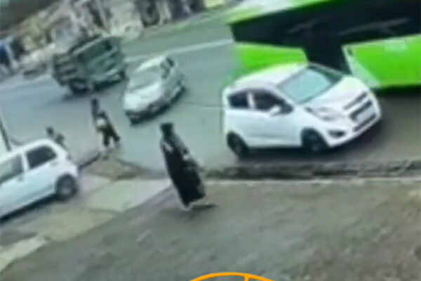 Пролетел в миллиметрах: в Ташкенте «Матиз» едва не снес людей возле остановки Пролетел в миллиметрах: в Ташкенте «Матиз» едва не снес людей возле остановки