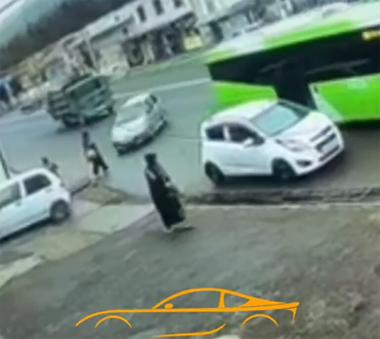 Пролетел в миллиметрах: в Ташкенте «Матиз» едва не снес людей возле остановки