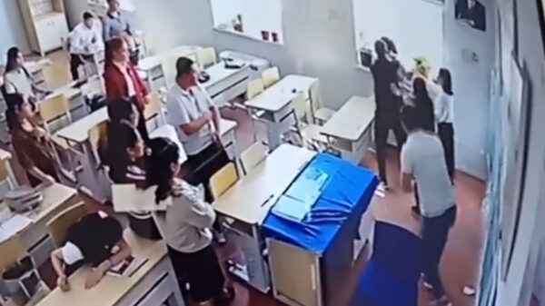 Школа или ринг? В сети появилось жестокое видео с избиением ученицы