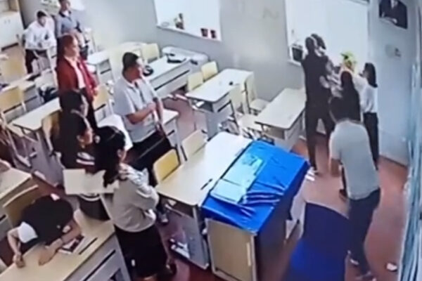 Школа или ринг? В сети появилось жестокое видео с избиением ученицы Школа или ринг? В сети появилось жестокое видео с избиением ученицы