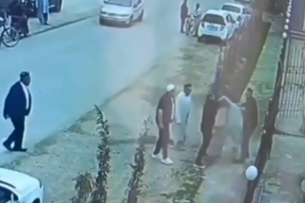 «Избили имама»? Не совсем: в Кашкадарье конфликт возле мечети оказался обычной дракой «Избили имама»? Не совсем: в Кашкадарье конфликт возле мечети оказался обычной дракой