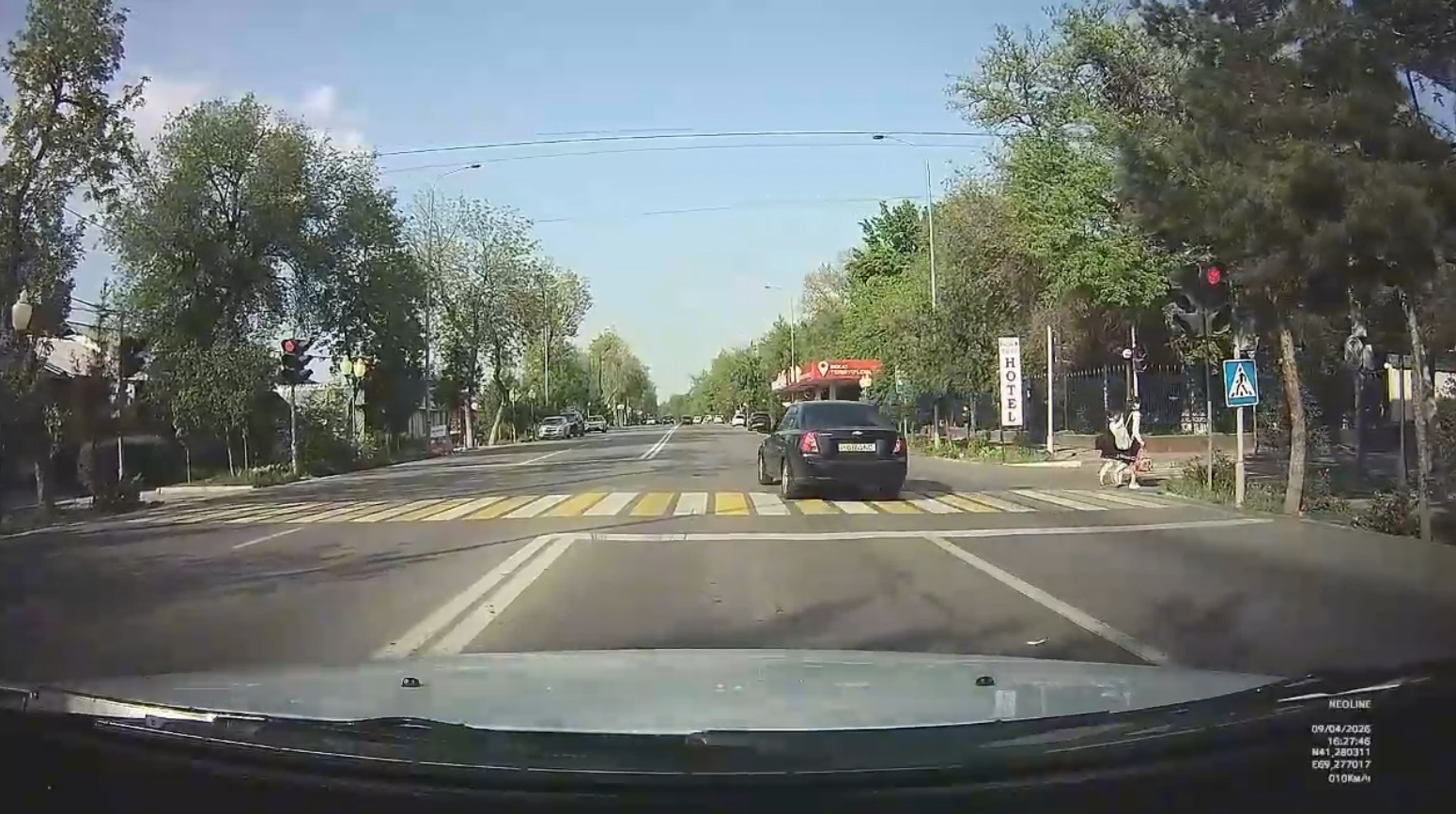 «Сигналил, чтобы быстрее ушли»: в Ташкенте нашли водителя, едва не сбившего школьниц на зебре