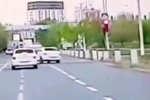 Сын с температурой – повод лететь на красный? Правоохранители нашли водителя, едва не сбившего женщину с ребёнком на пешеходном переходе Сын с температурой – повод лететь на красный? Правоохранители нашли водителя, едва не сбившего женщину с ребёнком на пешеходном переходе