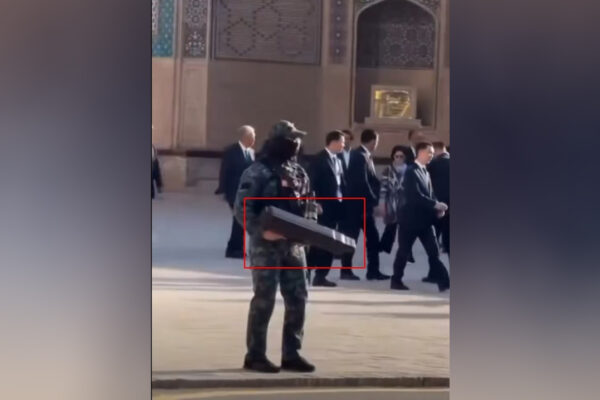 «Инопланетный бластер» в Бухаре: что за странное оружие попало в кадр рядом с президентами