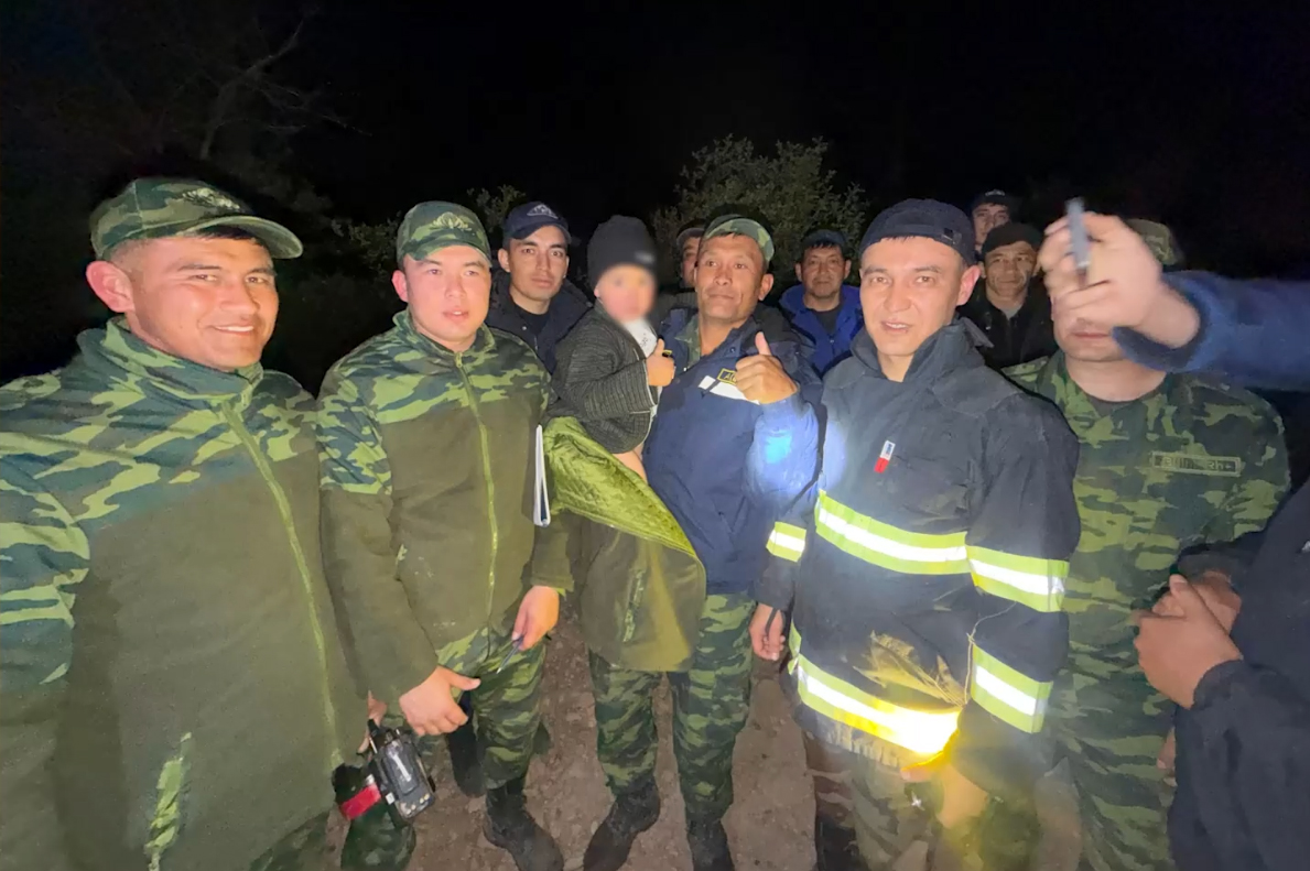 Забыли ребёнка в горах и вспомнили через 40 минут: сотрудники МЧС спасли мальчика, потерявшегося в горах