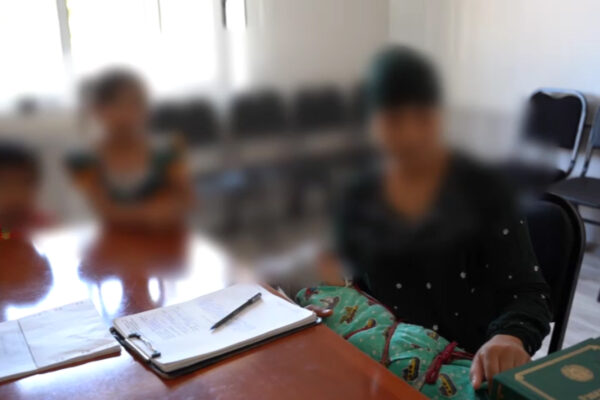 Сама просила деньги»: чем закончилась история с девочкой из метро, цеплявшейся за ноги пассажиров