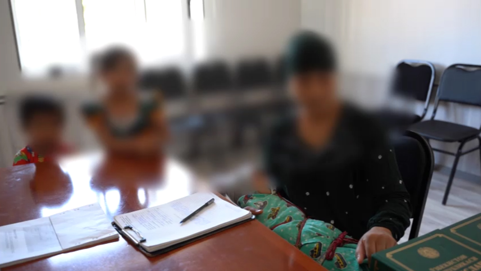 Сама просила деньги»: чем закончилась история с девочкой из метро, цеплявшейся за ноги пассажиров