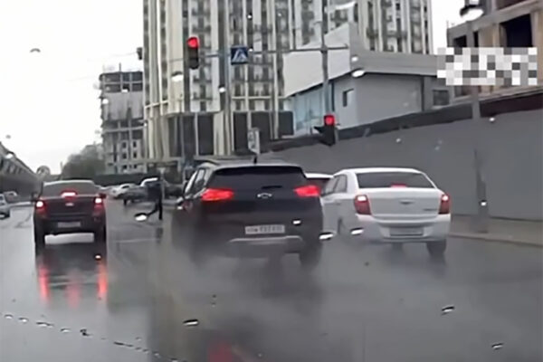 Аварийка как «режим бессмертия»: в Ташкенте водительница на «Трекере» пролетела «зебру» на красный и чуть не сбила пешехода