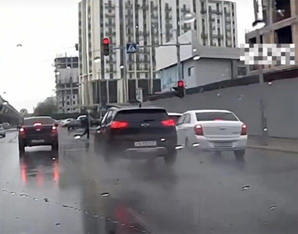 Аварийка как «режим бессмертия»: в Ташкенте водительница на «Трекере» пролетела «зебру» на красный и чуть не сбила пешехода