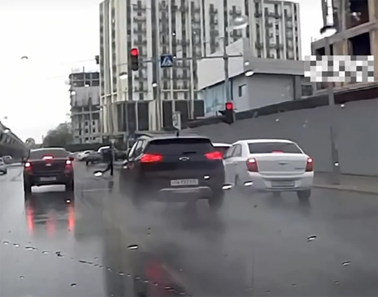 Аварийка как «режим бессмертия»: в Ташкенте водительница на «Трекере» пролетела «зебру» на красный и чуть не сбила пешехода