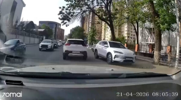 «Сломанная нога»: в Ташкенте водитель прокатился по встречке у школ и нашёл «железное» оправдание