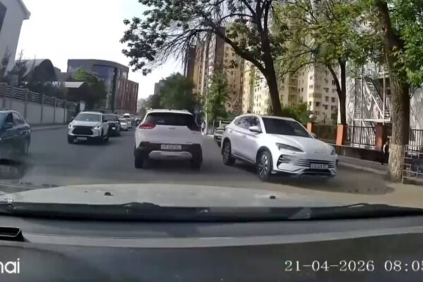 «Сломанная нога»: в Ташкенте водитель прокатился по встречке у школ и нашёл «железное» оправдание