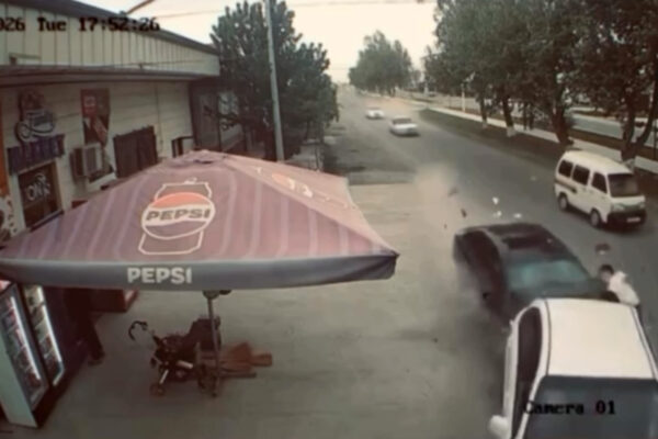 Секунды до трагедии: сразу несколько человека чудом избежали гибели в одном ДТП