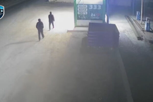 Как в боевике: в Фергане трое молодых парней устроили налёт на заправку в стиле 90-х Как в боевике: в Фергане трое молодых парней устроили налёт на заправку в стиле 90-х