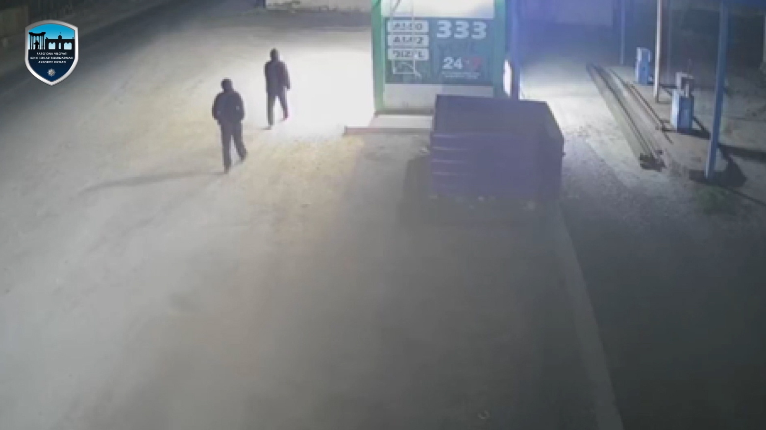 Как в боевике: в Фергане трое молодых парней устроили налёт на заправку в стиле 90-х