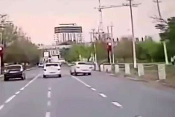 В Чирчике водителя, едва не сбившего мать с ребёнком, лишили прав на два года