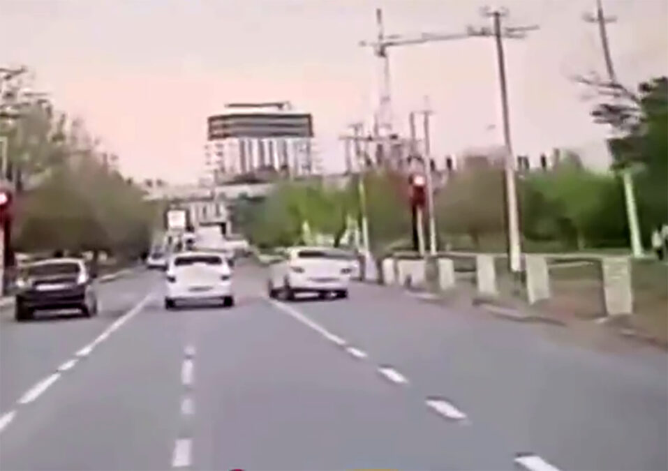 В Чирчике водителя, едва не сбившего мать с ребёнком, лишили прав на два года