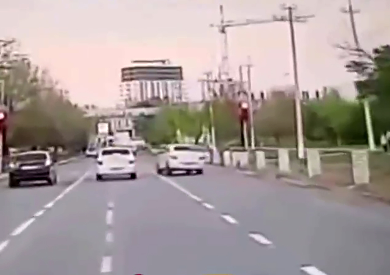 В Чирчике водителя, едва не сбившего мать с ребёнком, лишили прав на два года