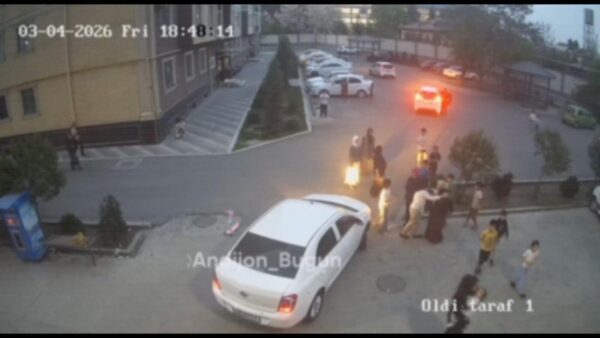 В Андижане водительница на «Кобальте» наехала на детей во дворе