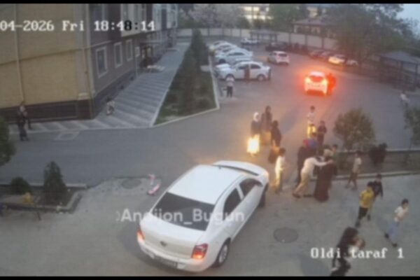 В Андижане водительница на «Кобальте» наехала на детей во дворе