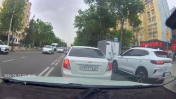 Зебра? Не, не слышал: в Ташкенте водитель чуть не задавил школьницу и спокойно уехал