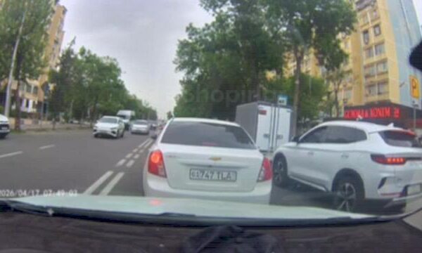 Зебра? Не, не слышал: в Ташкенте водитель чуть не задавил школьницу и спокойно уехал