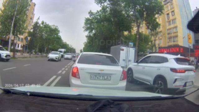 Зебра? Не, не слышал: в Ташкенте водитель чуть не задавил школьницу и спокойно уехал