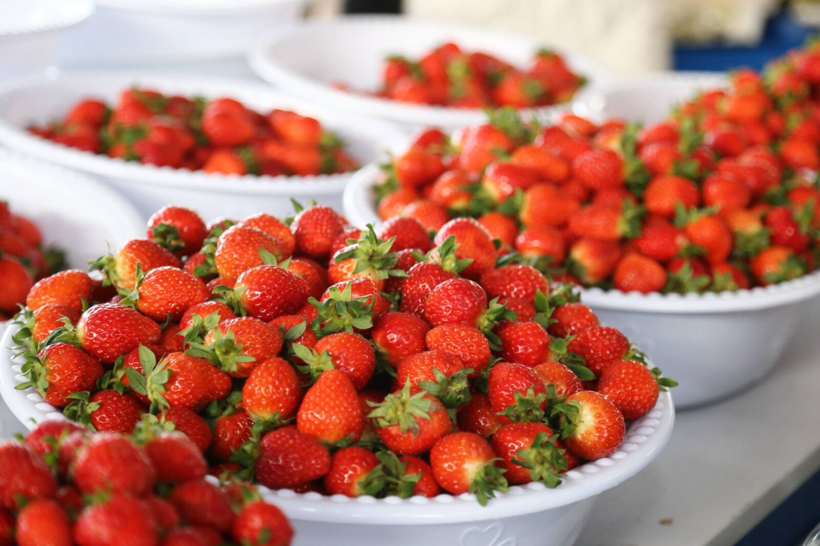 Сезон клубники открыт. Но есть нюанс: СЭС советует не есть её «как есть»