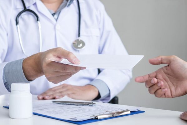 Поликлиники ушли на «пятидневку»: теперь лечиться лучше по будням