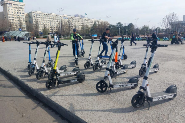 Самокатчиков заставят получать права? Спойлер: нет. Но хаос на тротуарах никуда не делся Самокатчиков заставят получать права? Спойлер: нет. Но хаос на тротуарах никуда не делся