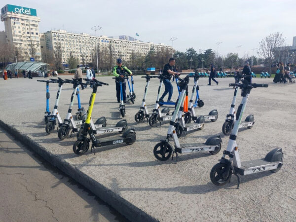 Самокатчиков заставят получать права? Спойлер: нет. Но хаос на тротуарах никуда не делся