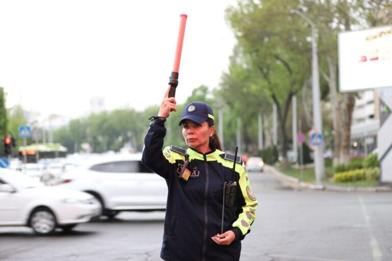 На перекрёстках Ташкента появились девушки-инспекторы ДПС