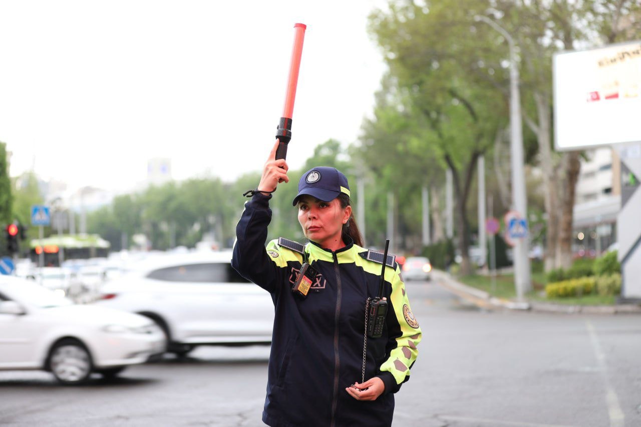 На перекрёстках Ташкента появились девушки-инспекторы ДПС