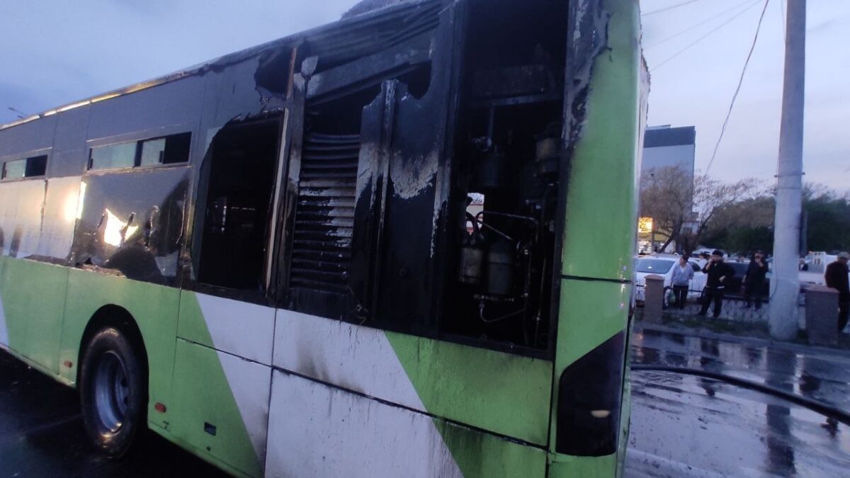 В Ташкенте снова загорелся автобус