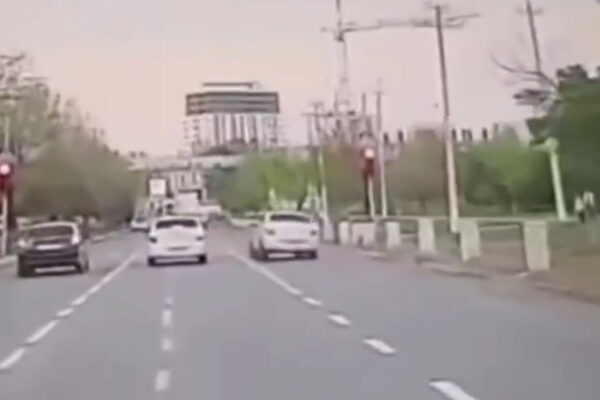 Шашки на красный: водитель едва не сбил женщину с ребёнком на пешеходном переходе и спокойно уехал Шашки на красный: водитель едва не сбил женщину с ребёнком на пешеходном переходе и спокойно уехал