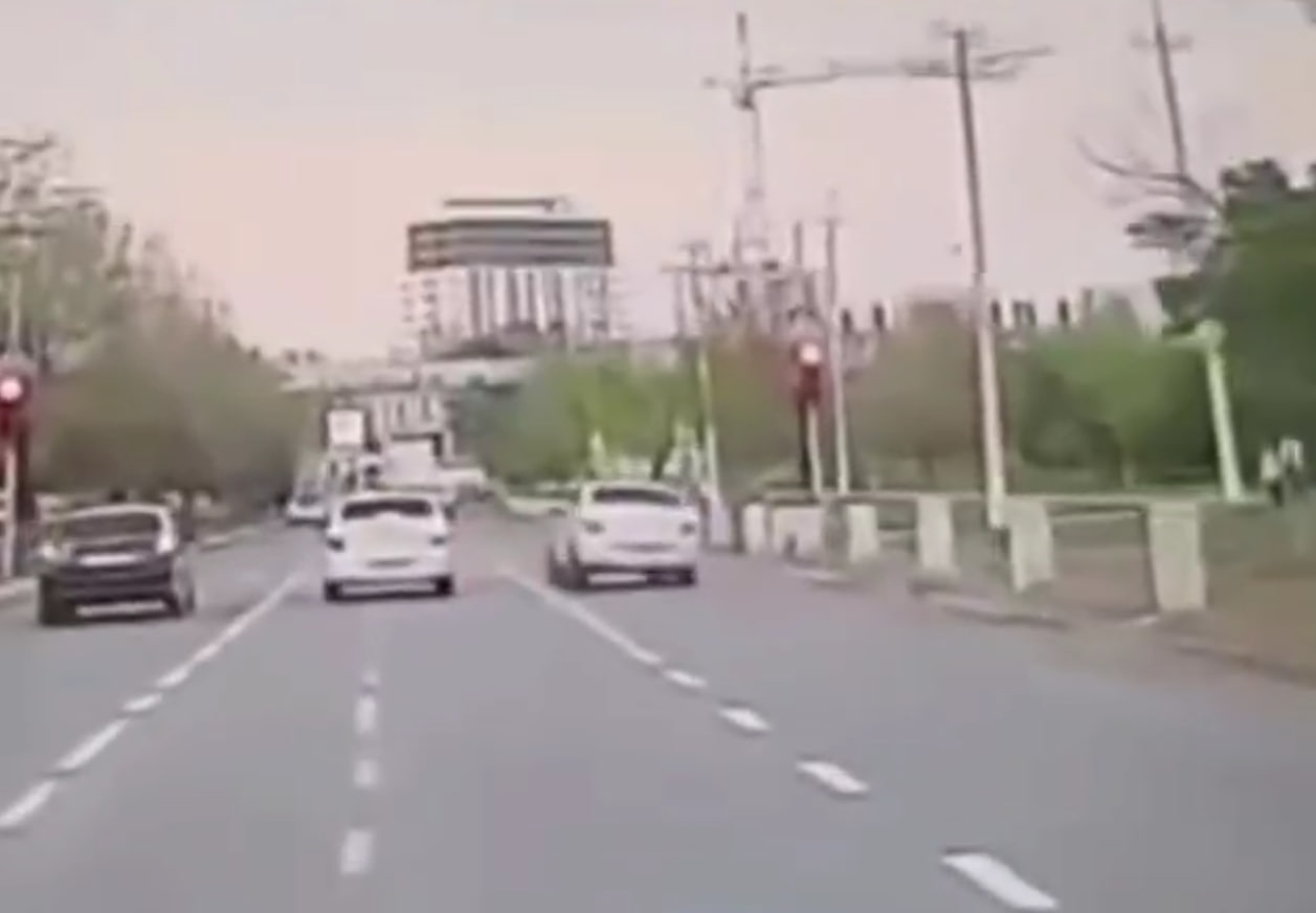 Шашки на красный: водитель едва не сбил женщину с ребёнком на пешеходном переходе и спокойно уехал