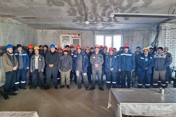 Работали бесплатно и голодали: в России кинули сотню узбекских строителей на зарплату